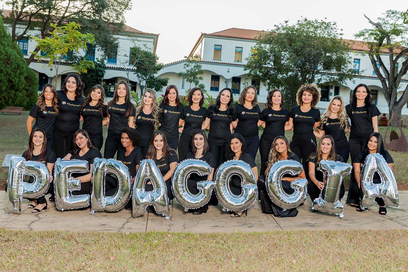 turma-externa-puc-minas-formatura-x1a-imagem